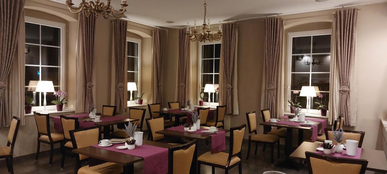 Hotel Weisse Taube Дёбельн Экстерьер фото
