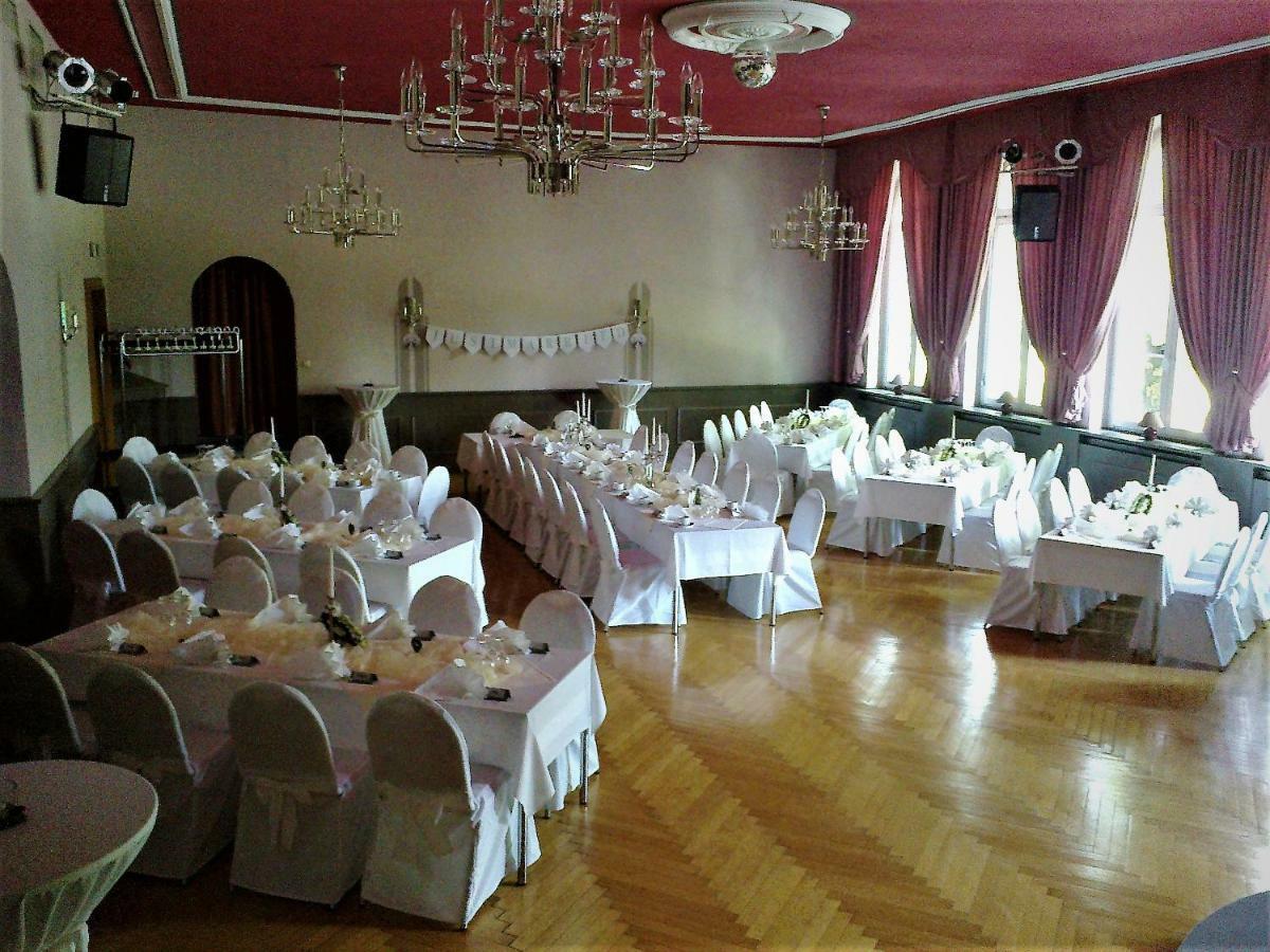 Hotel Weisse Taube Дёбельн Экстерьер фото